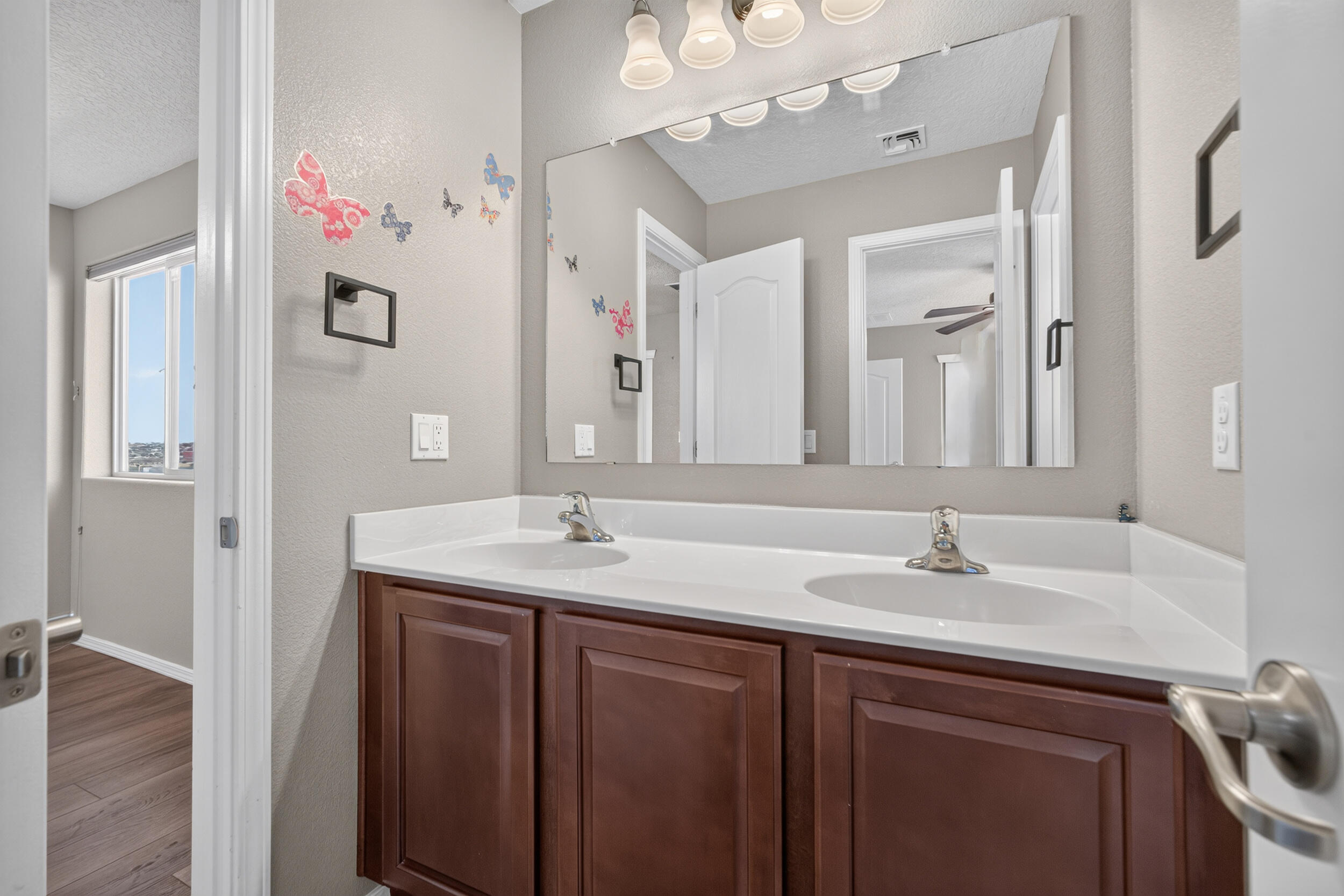 Photo 18 — 625 Palo Alto Drive NE