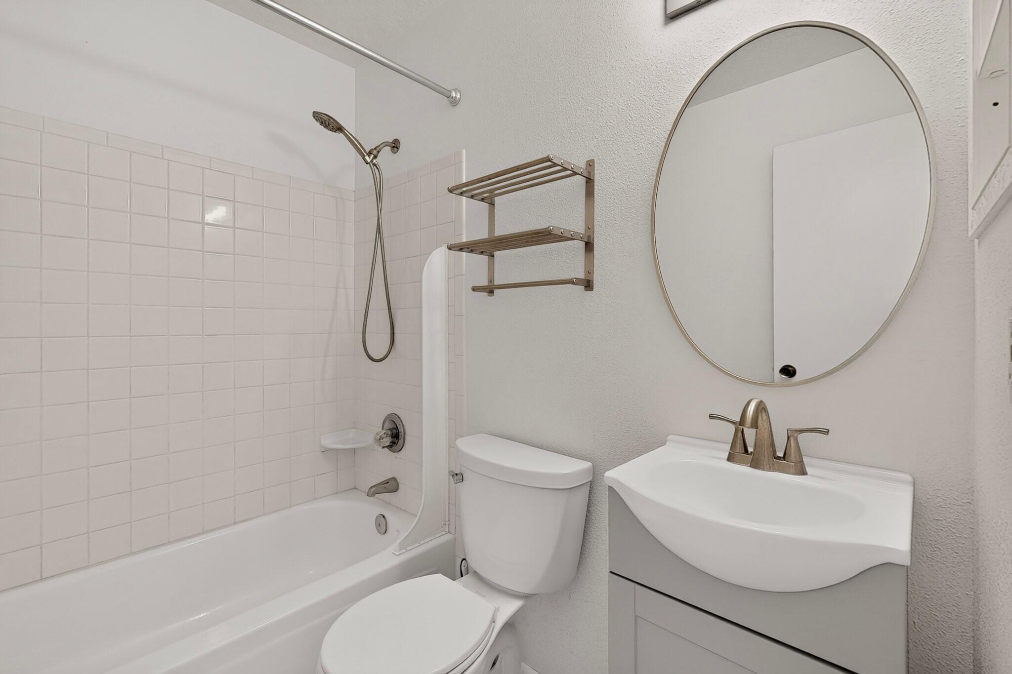 Photo 5 — 9108 Osuna Place NE
