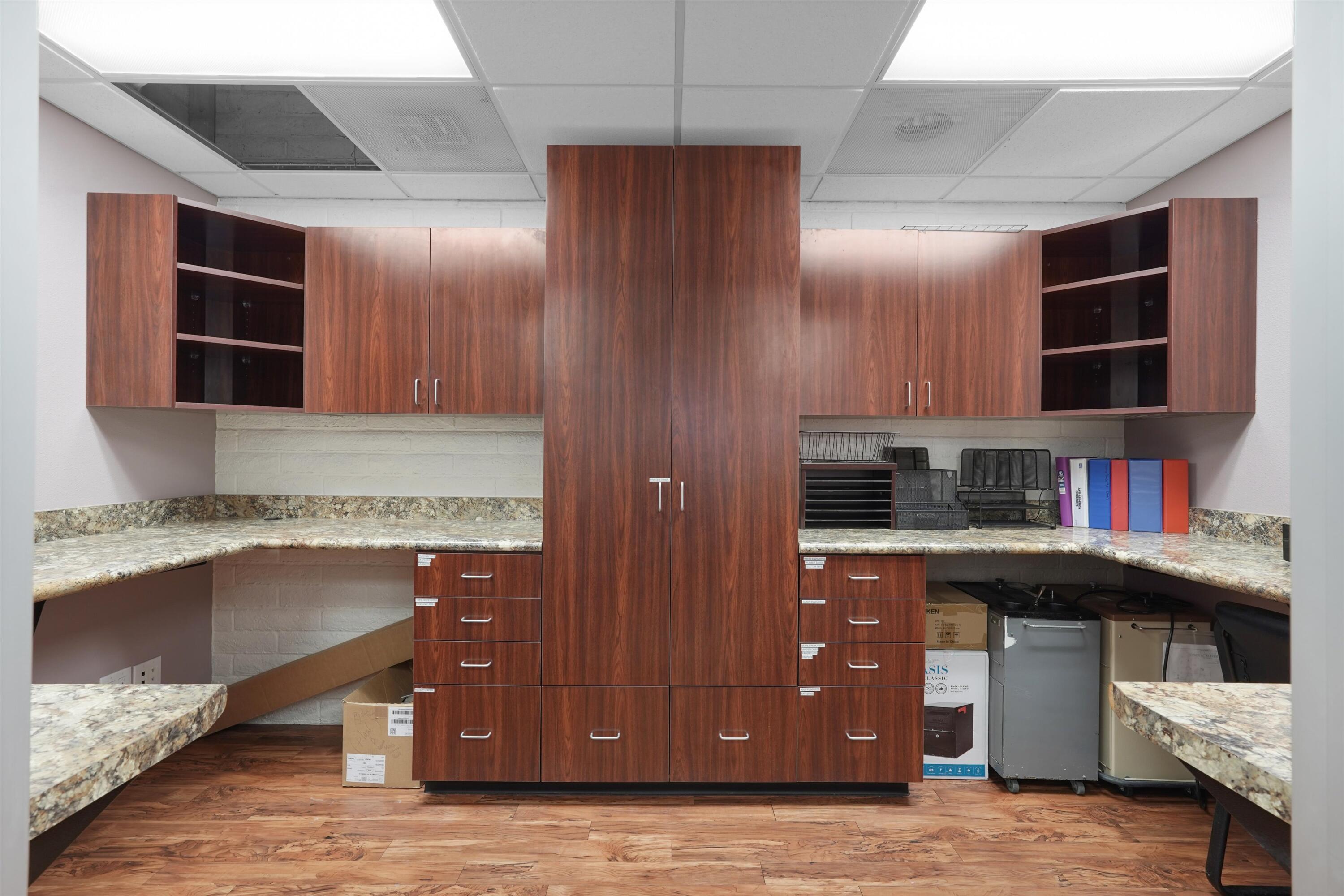 Photo 5 — 718 Lomas Boulevard NW