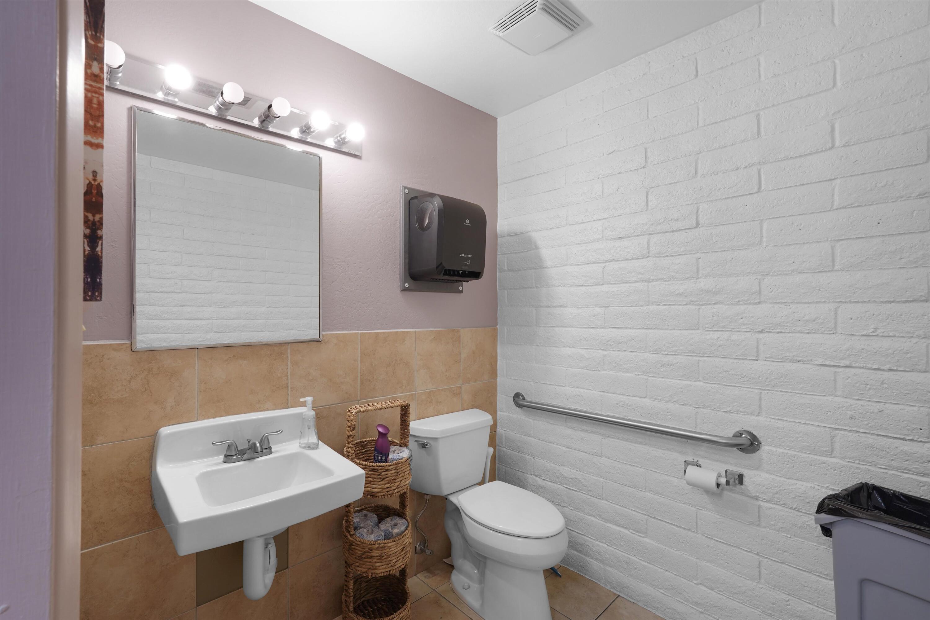 Photo 18 — 718 Lomas Boulevard NW