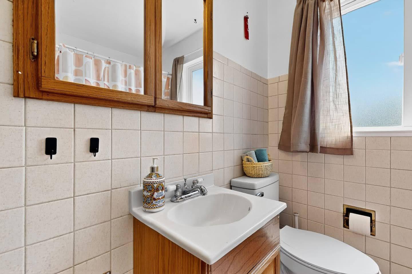 Photo 5 — 735 Jefferson Street NE