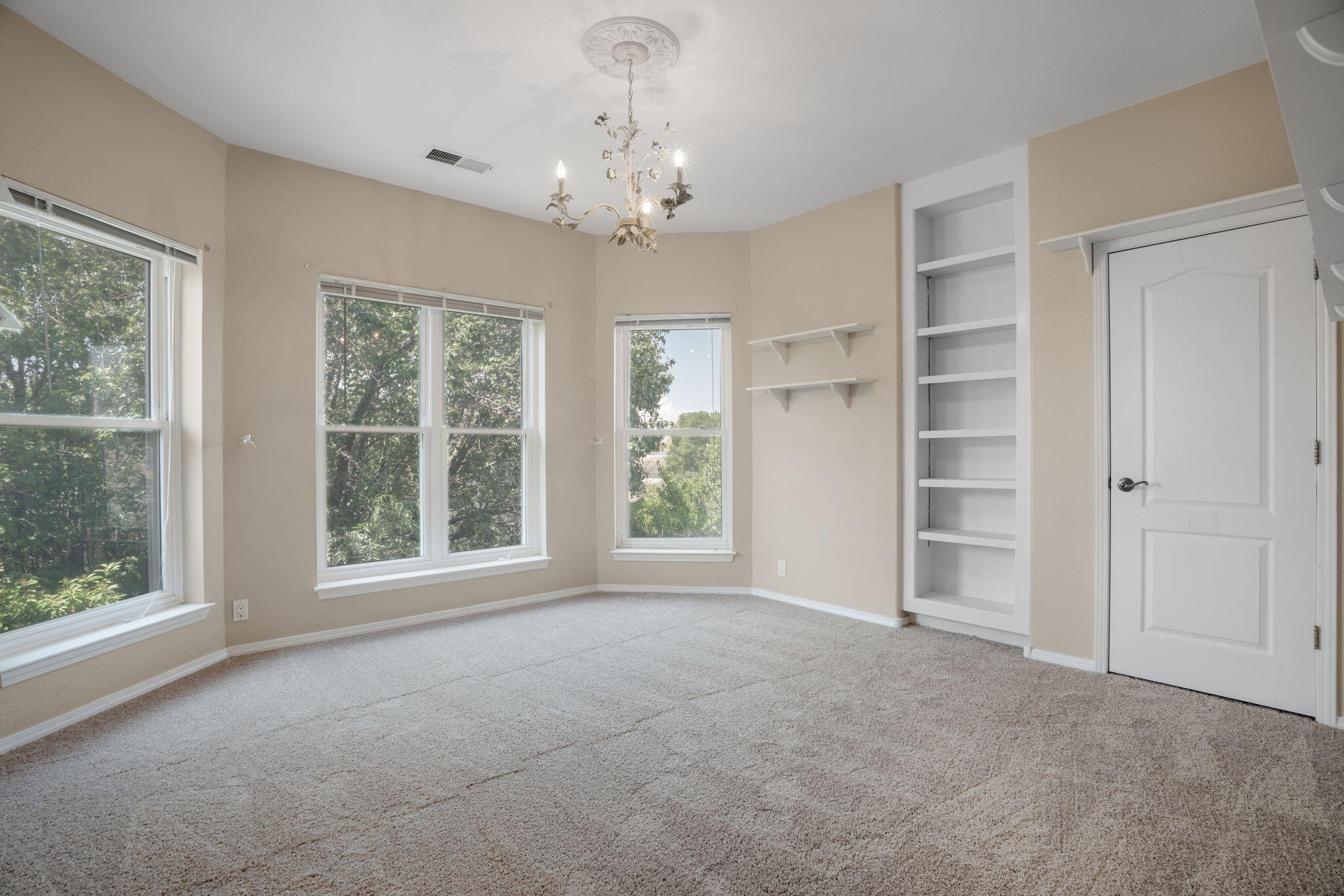 Photo 13 — 8900 Corona Avenue NE