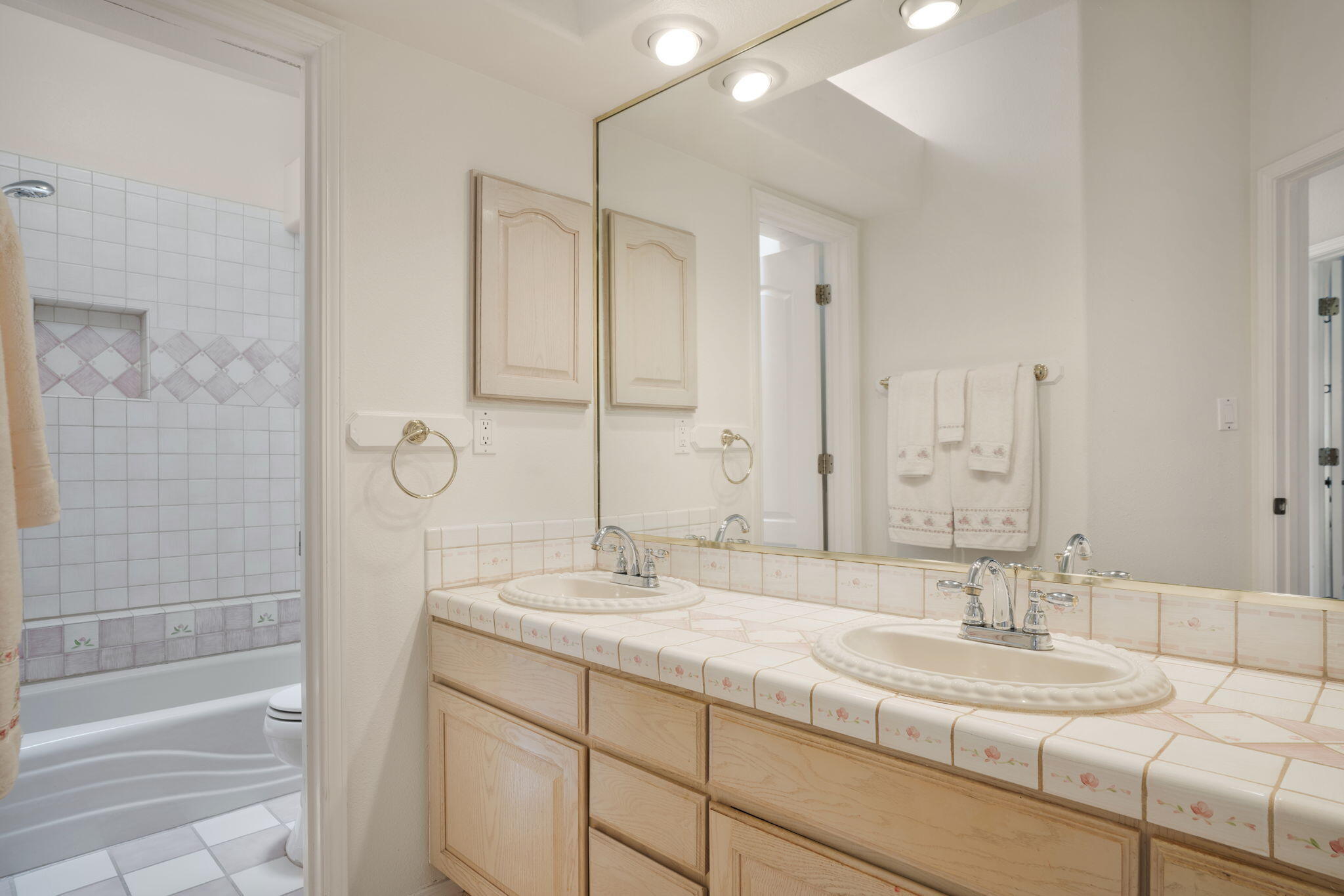 Photo 9 — 8900 Corona Avenue NE