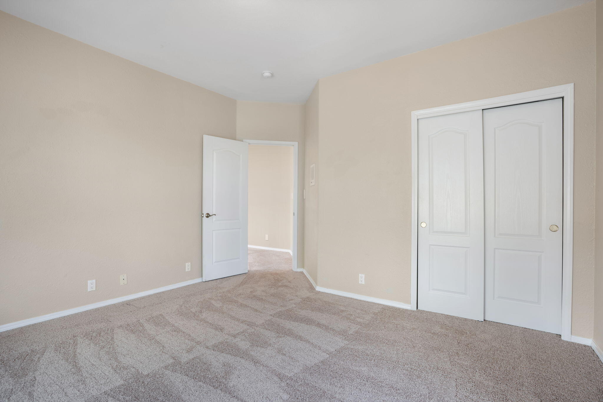 Photo 7 — 8900 Corona Avenue NE