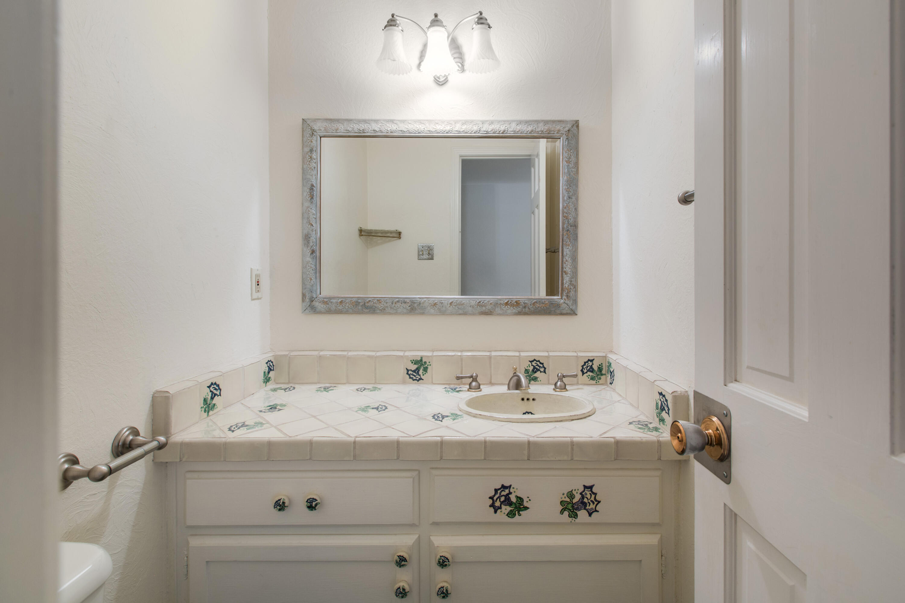 Photo 17 — 1020 Loyola Place NE