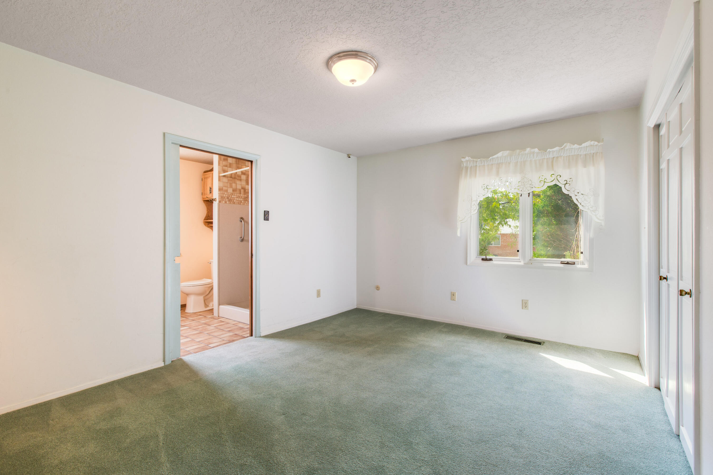 Photo 16 — 1020 Loyola Place NE