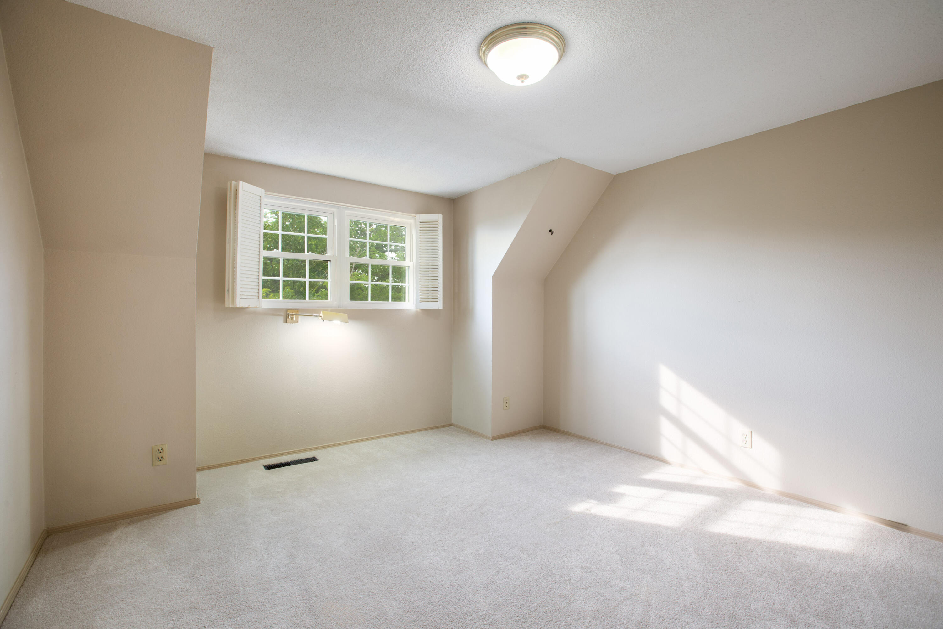 Photo 11 — 1020 Loyola Place NE