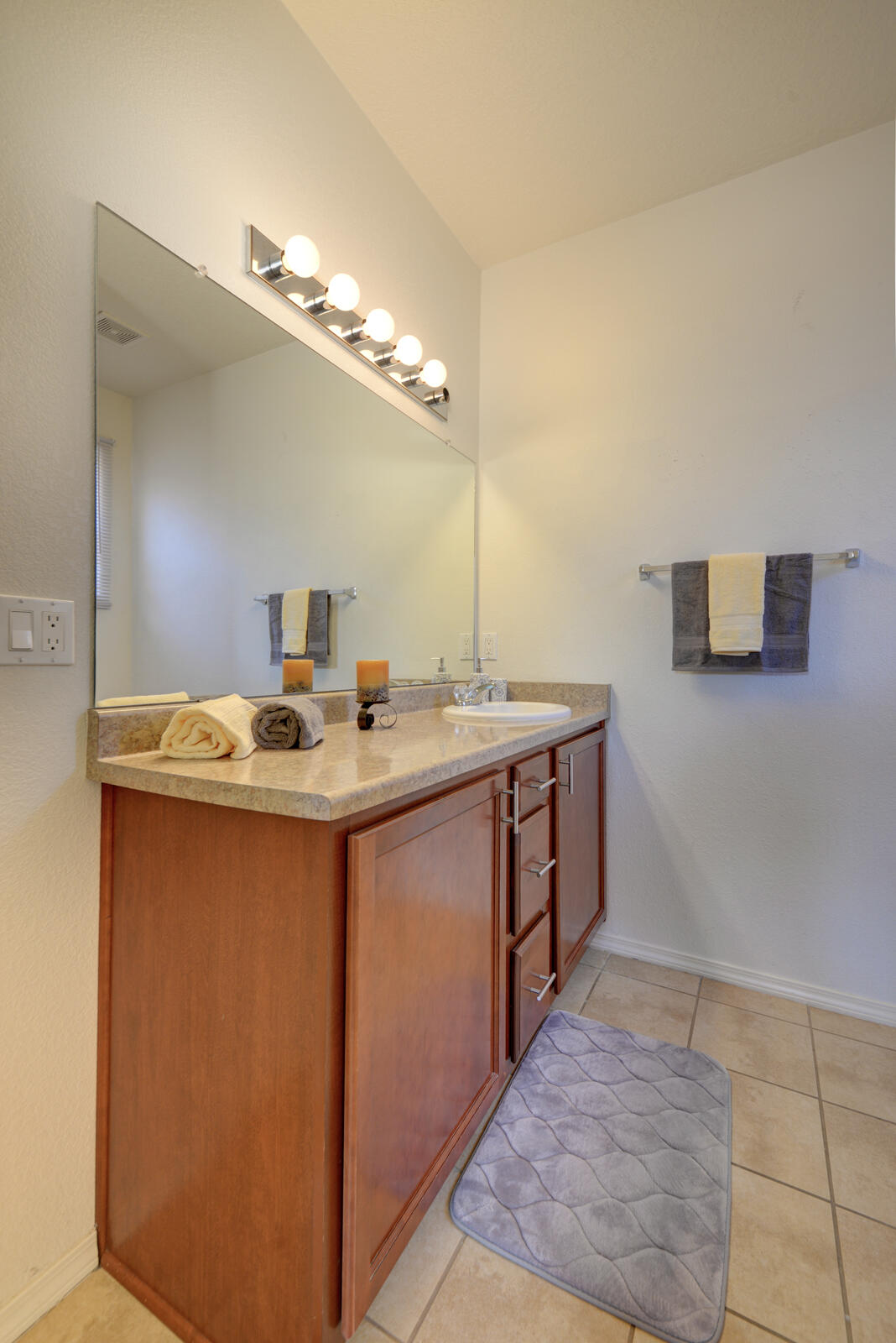 Photo 11 — 601 Menaul Boulevard NE UNIT 2201