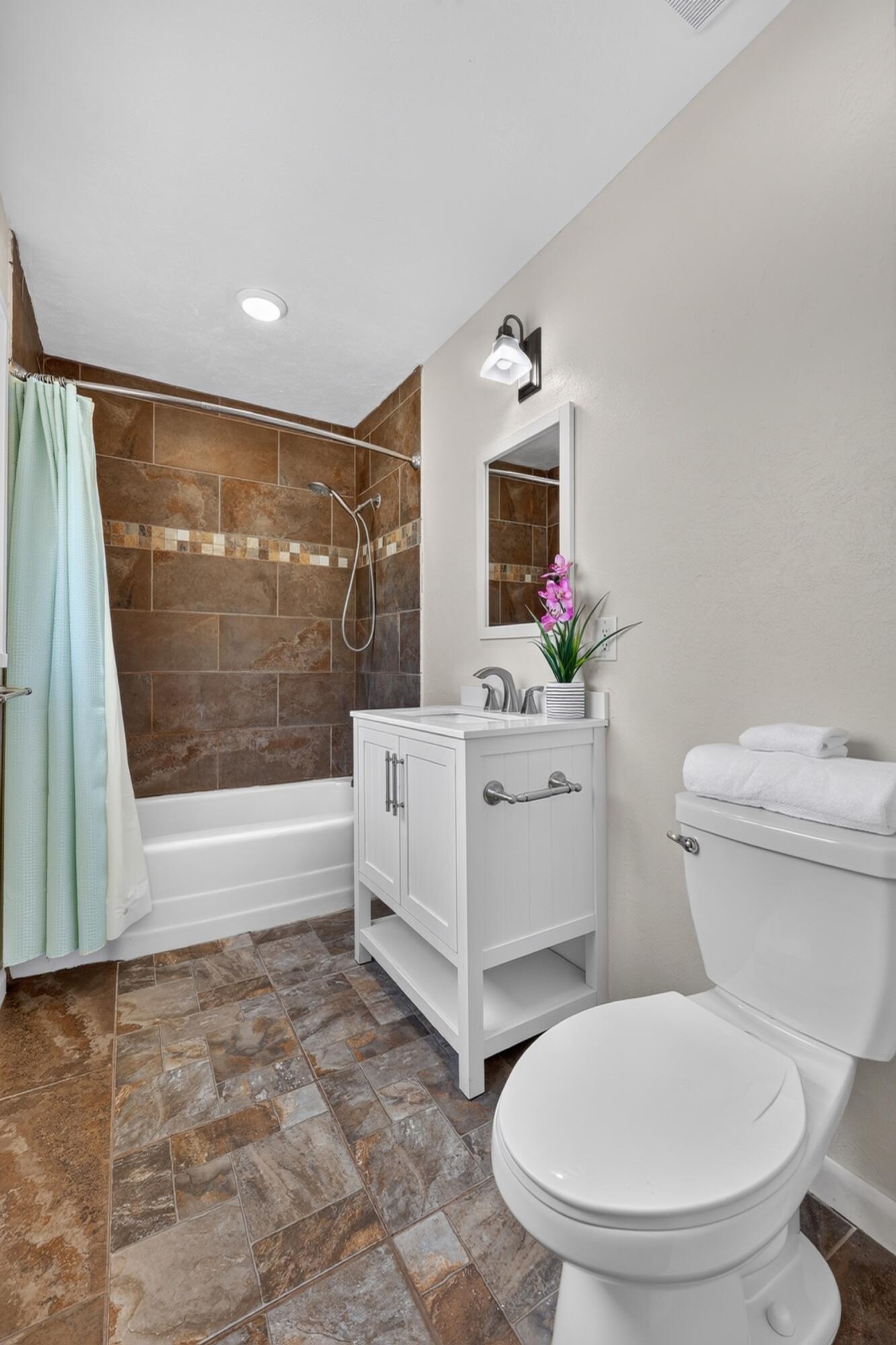 Photo 4 — 2420 Iris Road NW