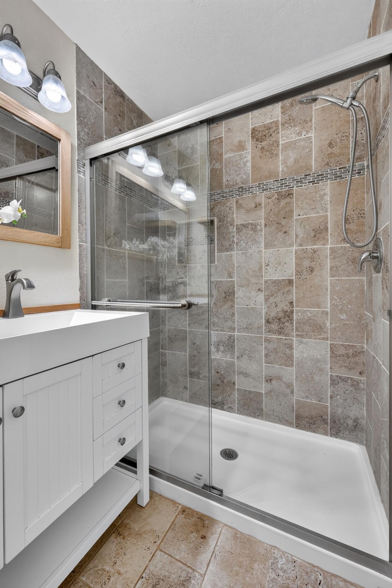 Photo 11 — 2420 Iris Road NW