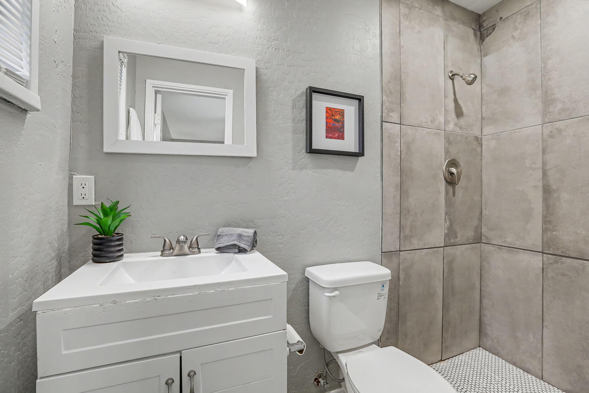 Photo 14 — 7705 Hannett Avenue NE