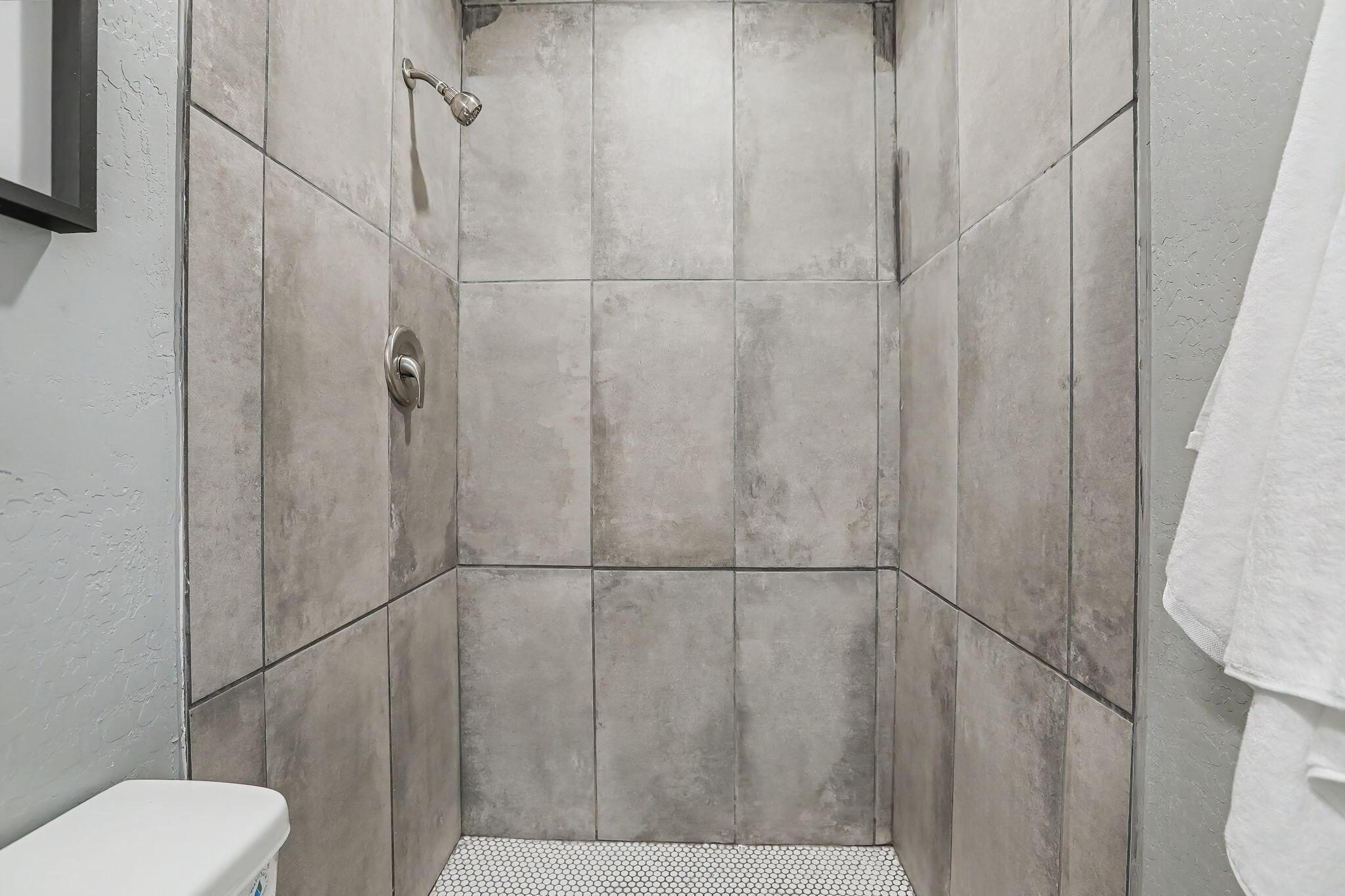 Photo 12 — 7705 Hannett Avenue NE