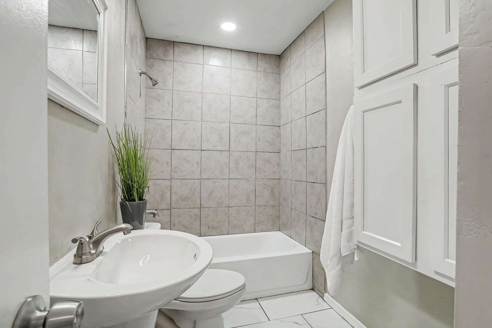 Photo 9 — 7705 Hannett Avenue NE