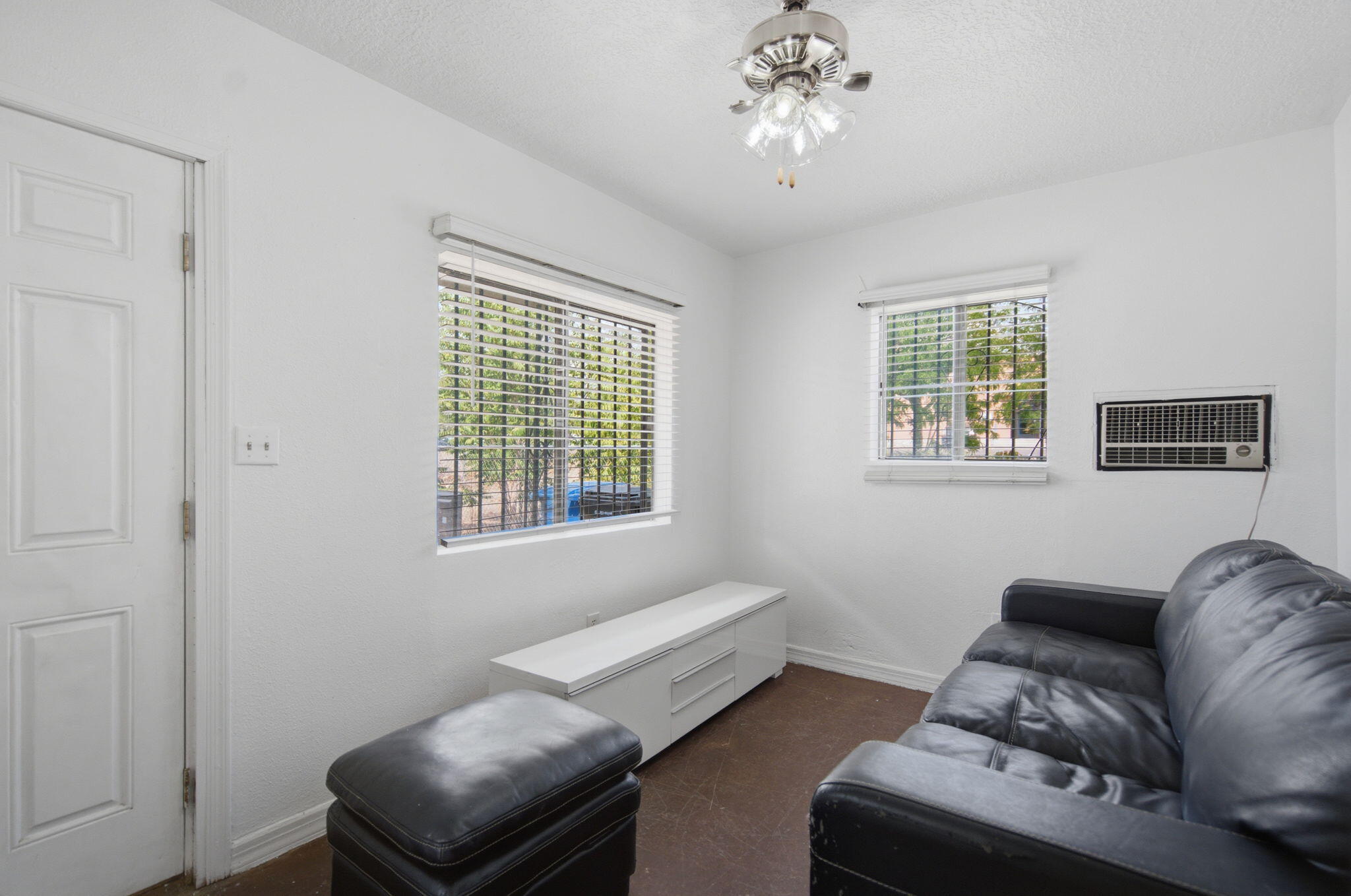 Photo 9 — 320 Rosemont Avenue NE