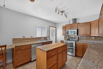 Photo 19 — 2401 Broadway Boulevard NE