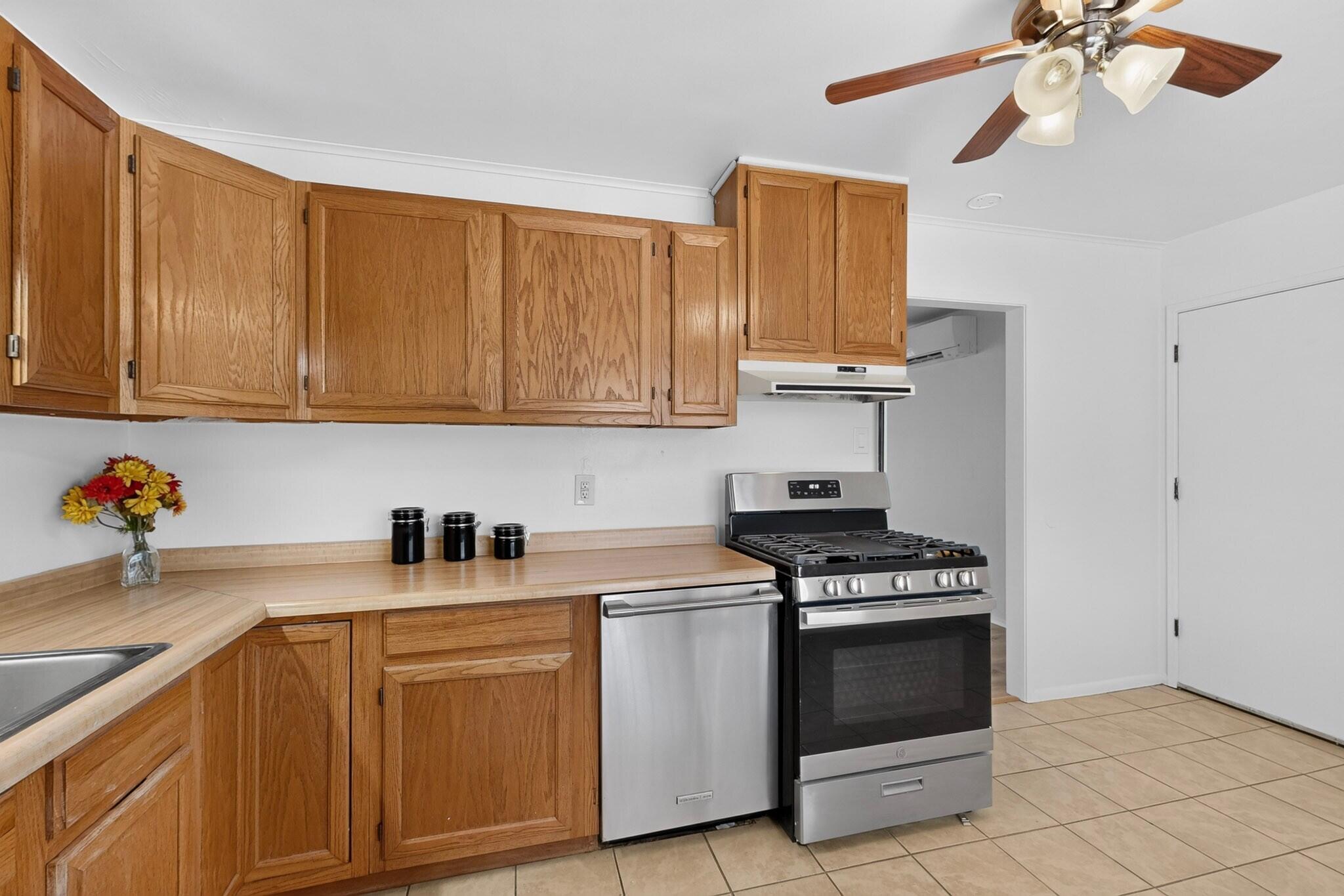 Photo 12 — 2304 Elizabeth Street NE