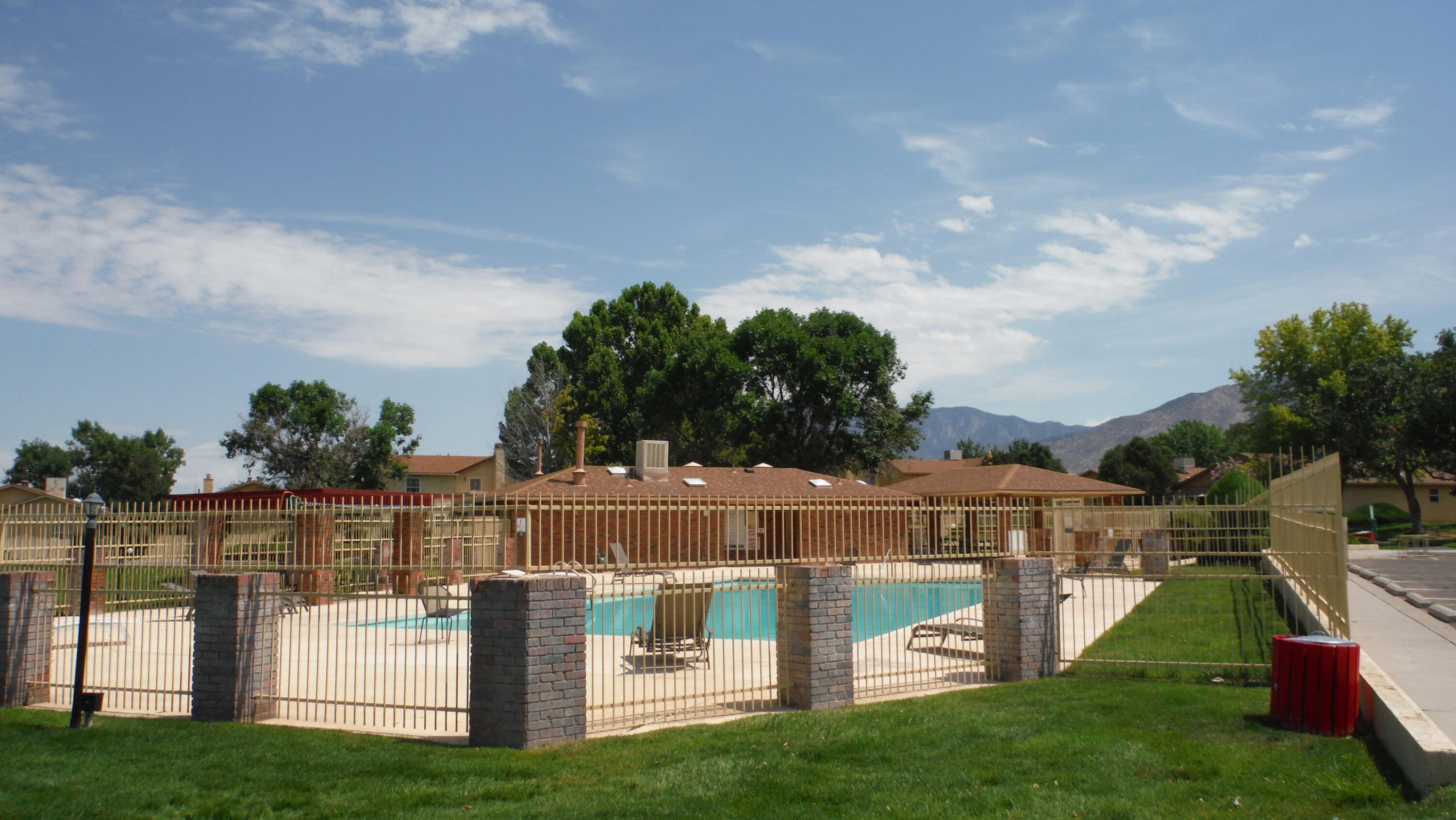 Photo 2 — 316 Palmer Park Drive NE