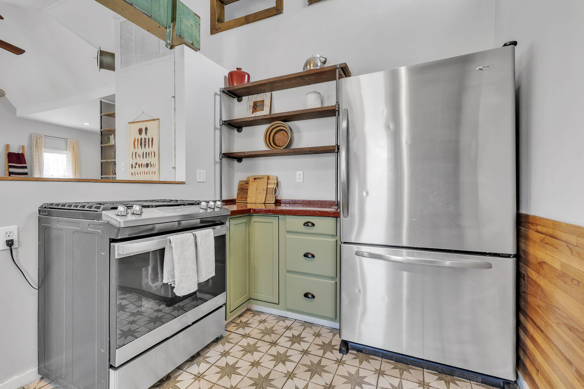 Photo 16 — 613 Iron Avenue SE