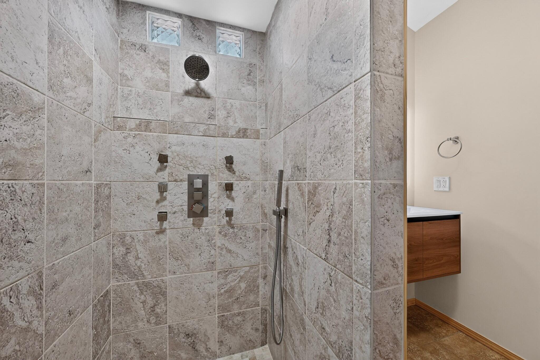 Photo 5 — 6317 Mossman Place NE