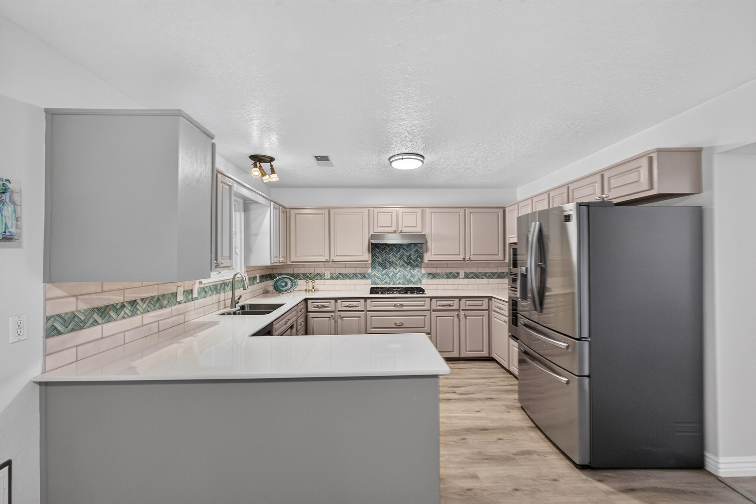 Photo 8 — 1400 Hillside Drive SW