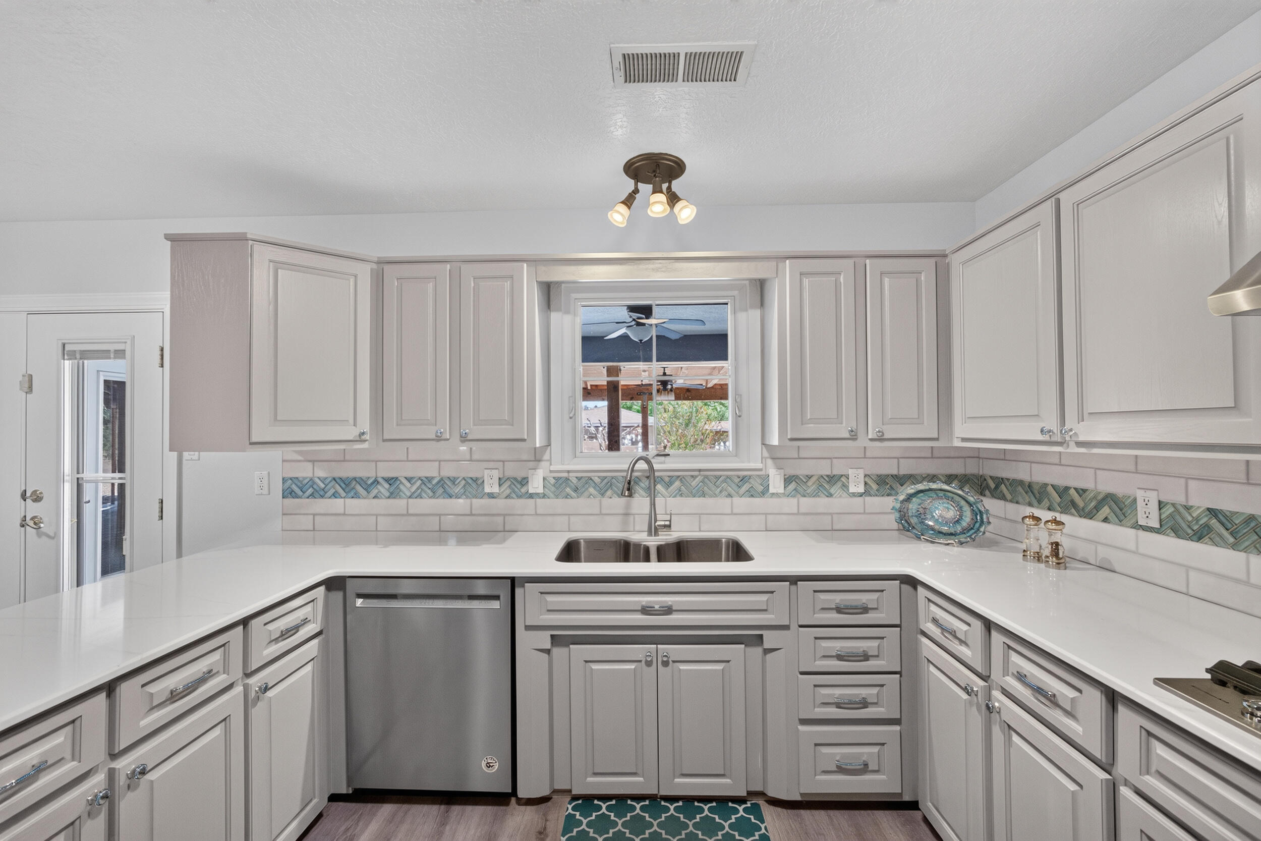 Photo 6 — 1400 Hillside Drive SW