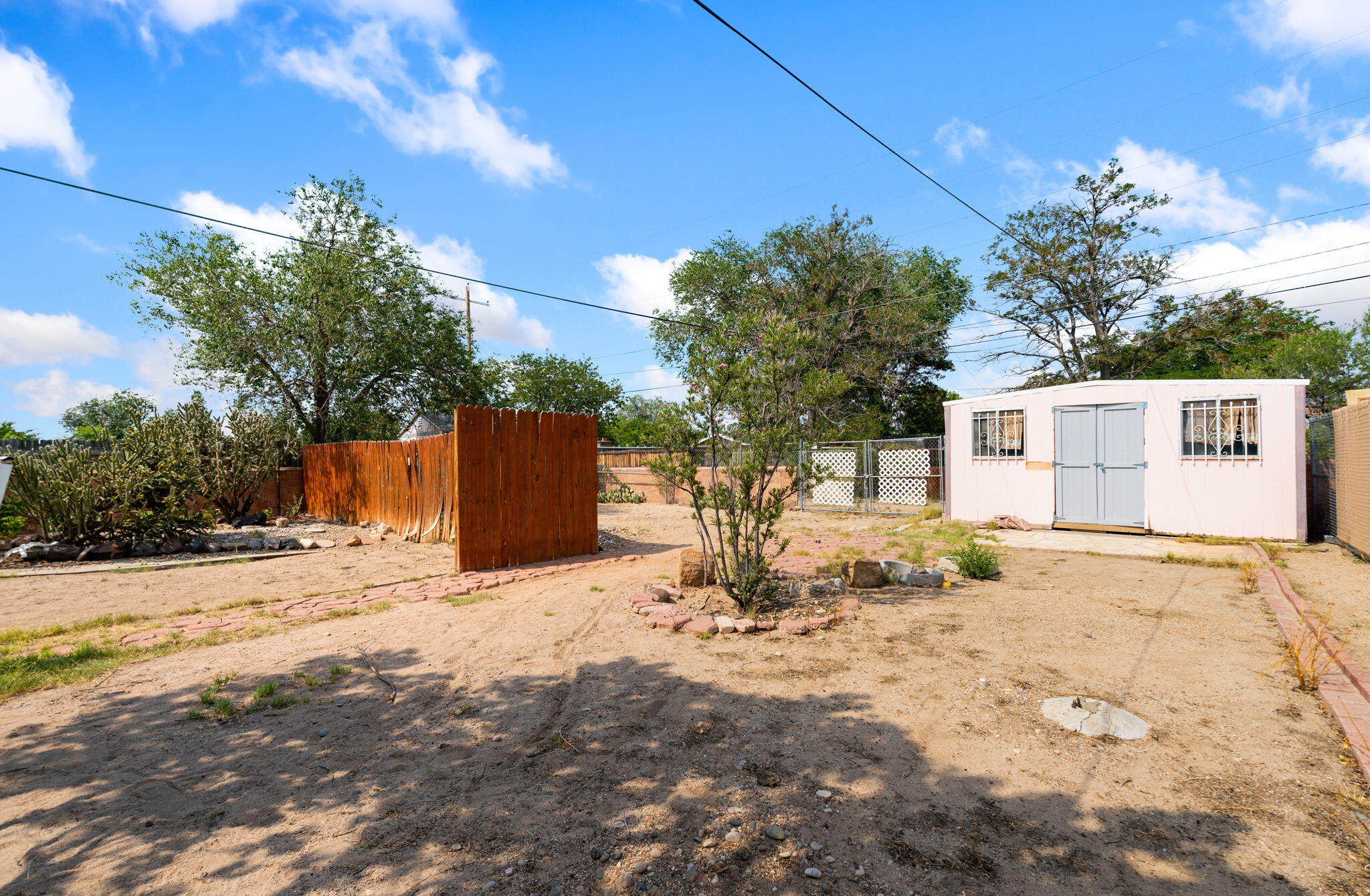 Photo 14 — 935 Manzano Street NE