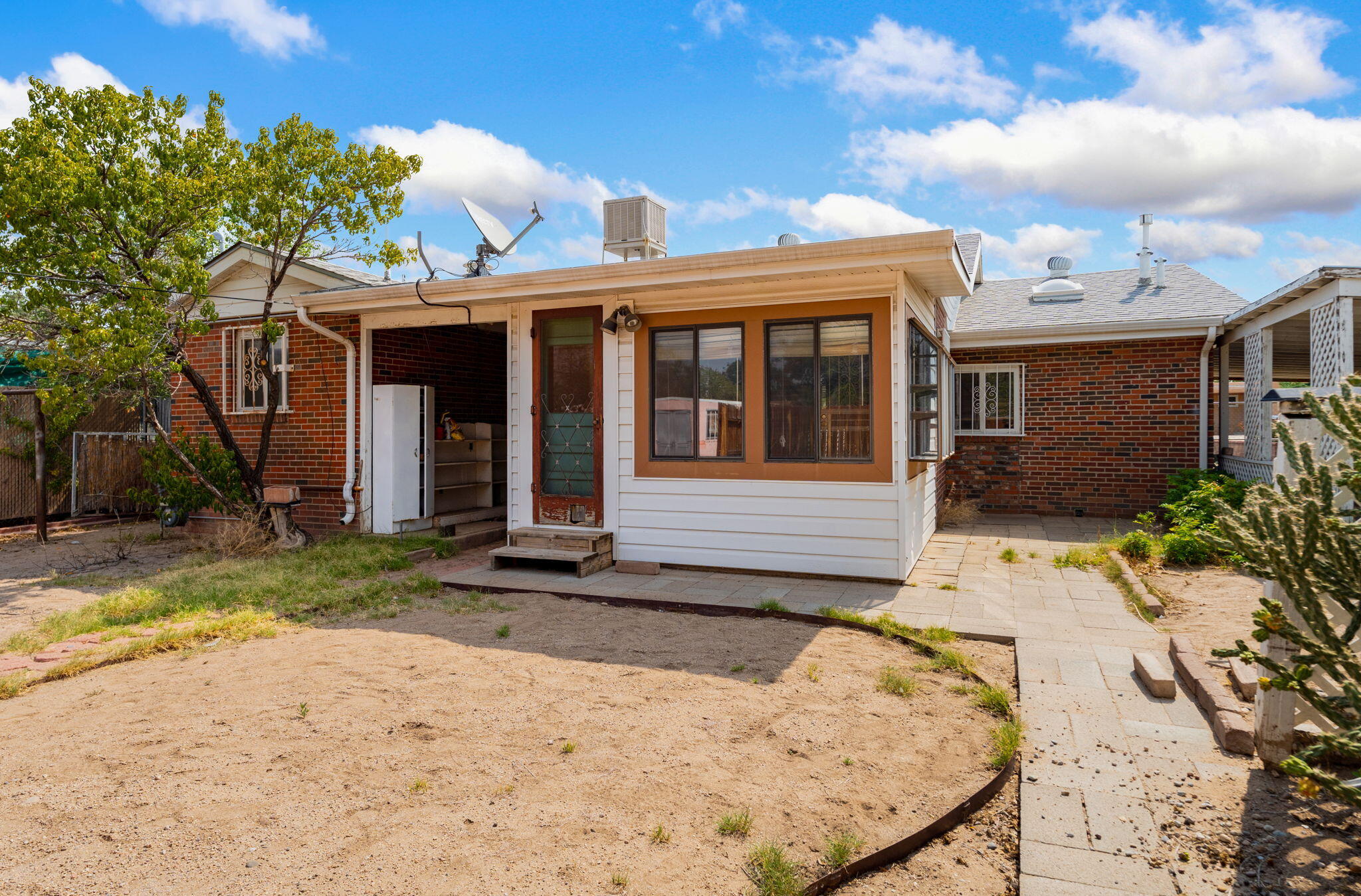 Photo 9 — 935 Manzano Street NE