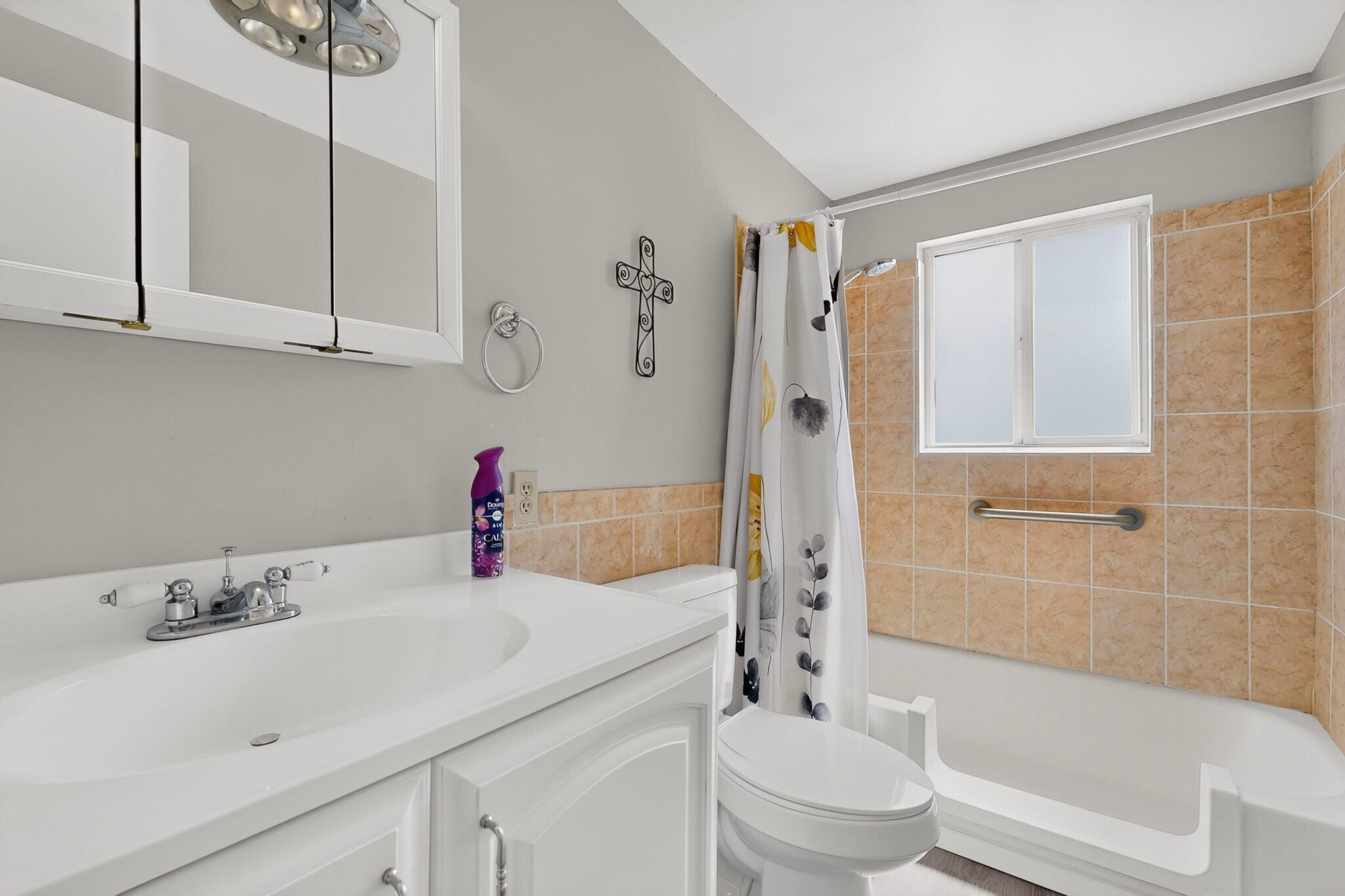 Photo 17 — 11525 Mahlon Avenue NE