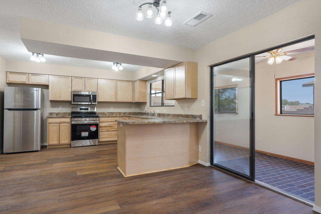 Photo 17 — 4505 Quartz Drive NE