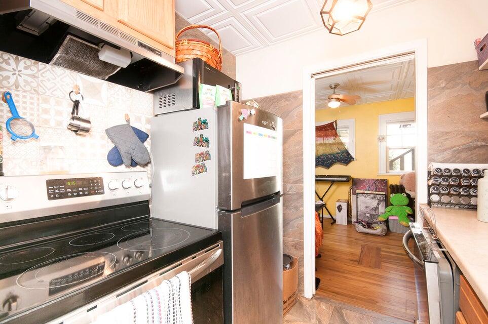 Photo 7 — 907 Silver Avenue SW
