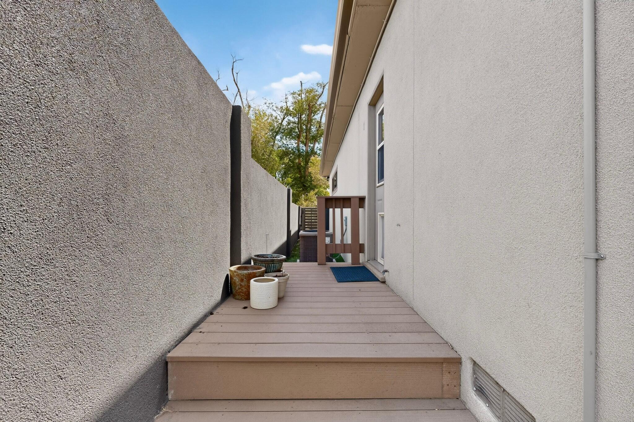 Photo 20 — 701 Alvarado Drive NE