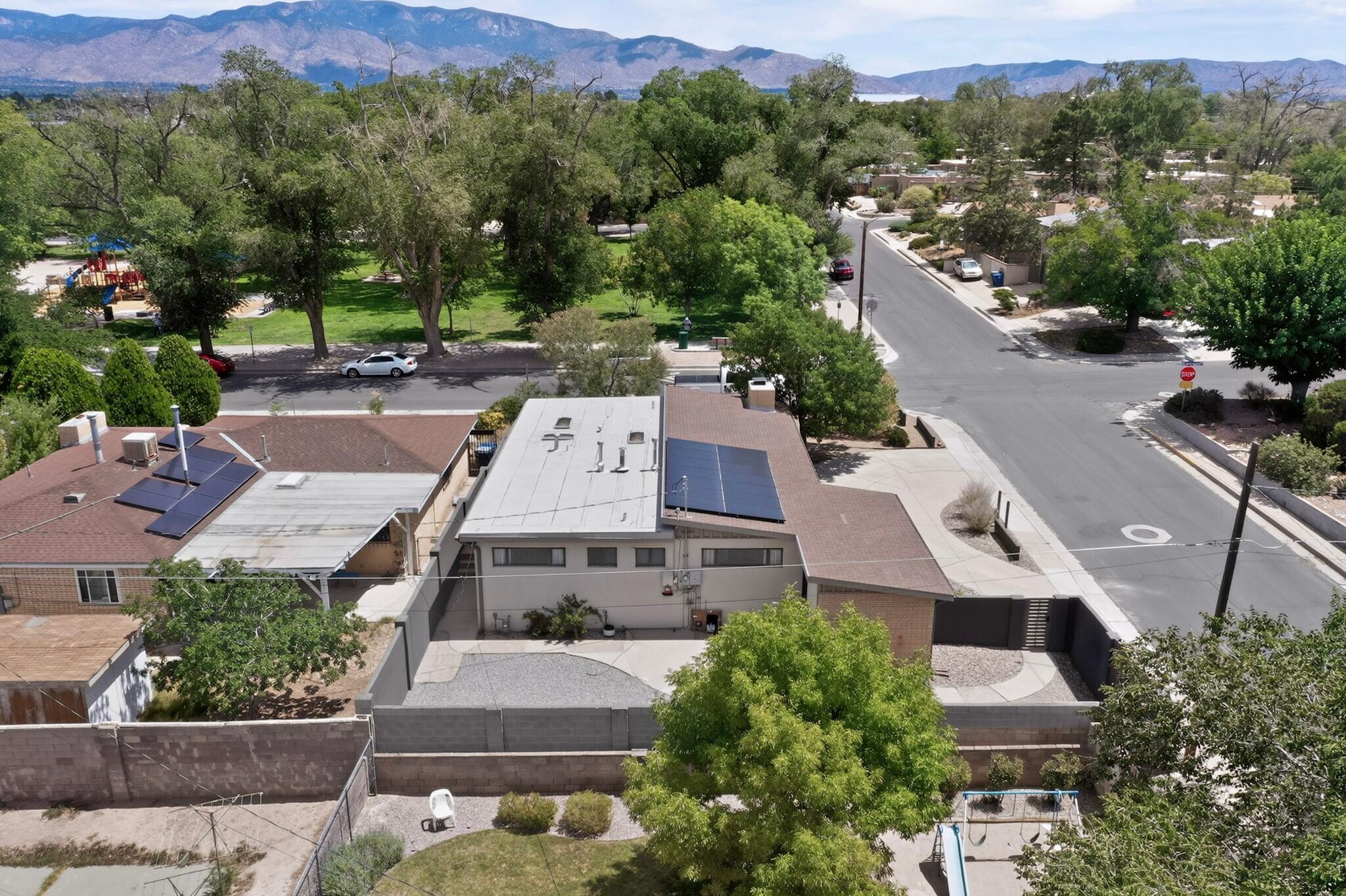 Photo 16 — 701 Alvarado Drive NE