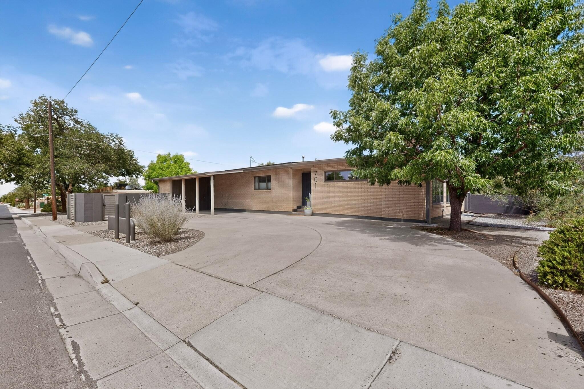 Photo 5 — 701 Alvarado Drive NE