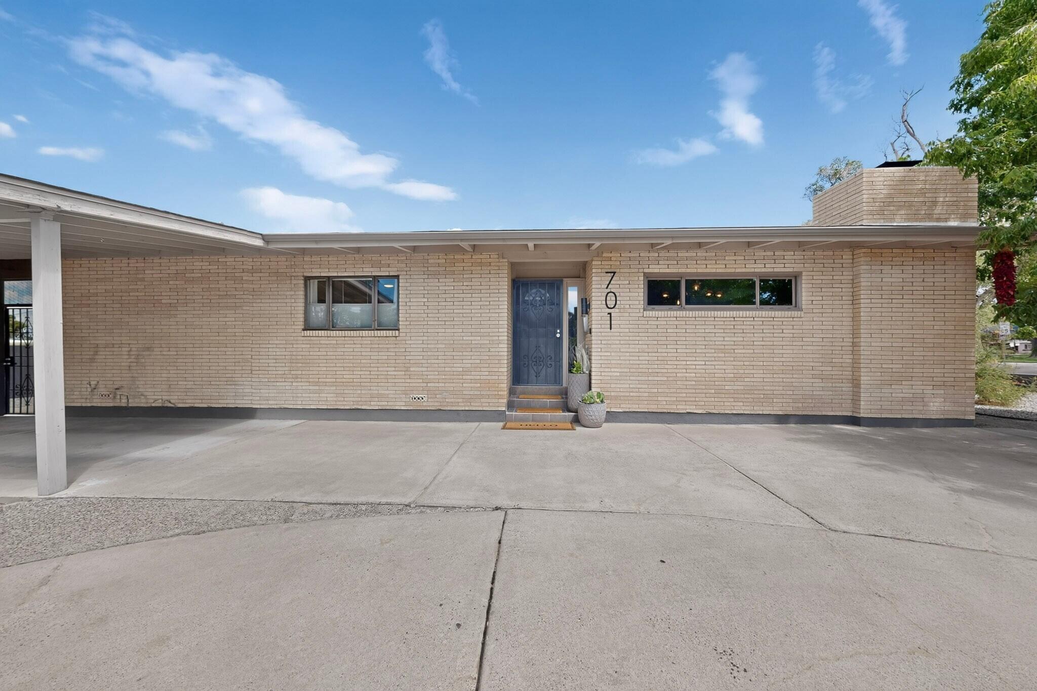 Photo 3 — 701 Alvarado Drive NE