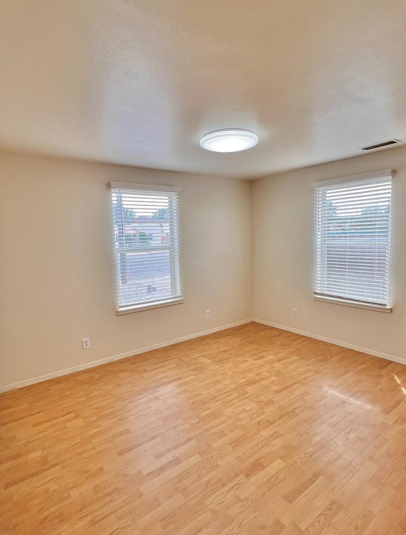 Photo 16 — 615 Candelaria Road NW