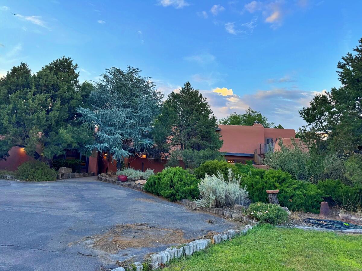 Photo 11 — 931 Camino Ranchitos NW
