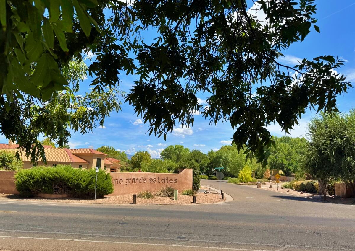 Photo 4 — 931 Camino Ranchitos NW