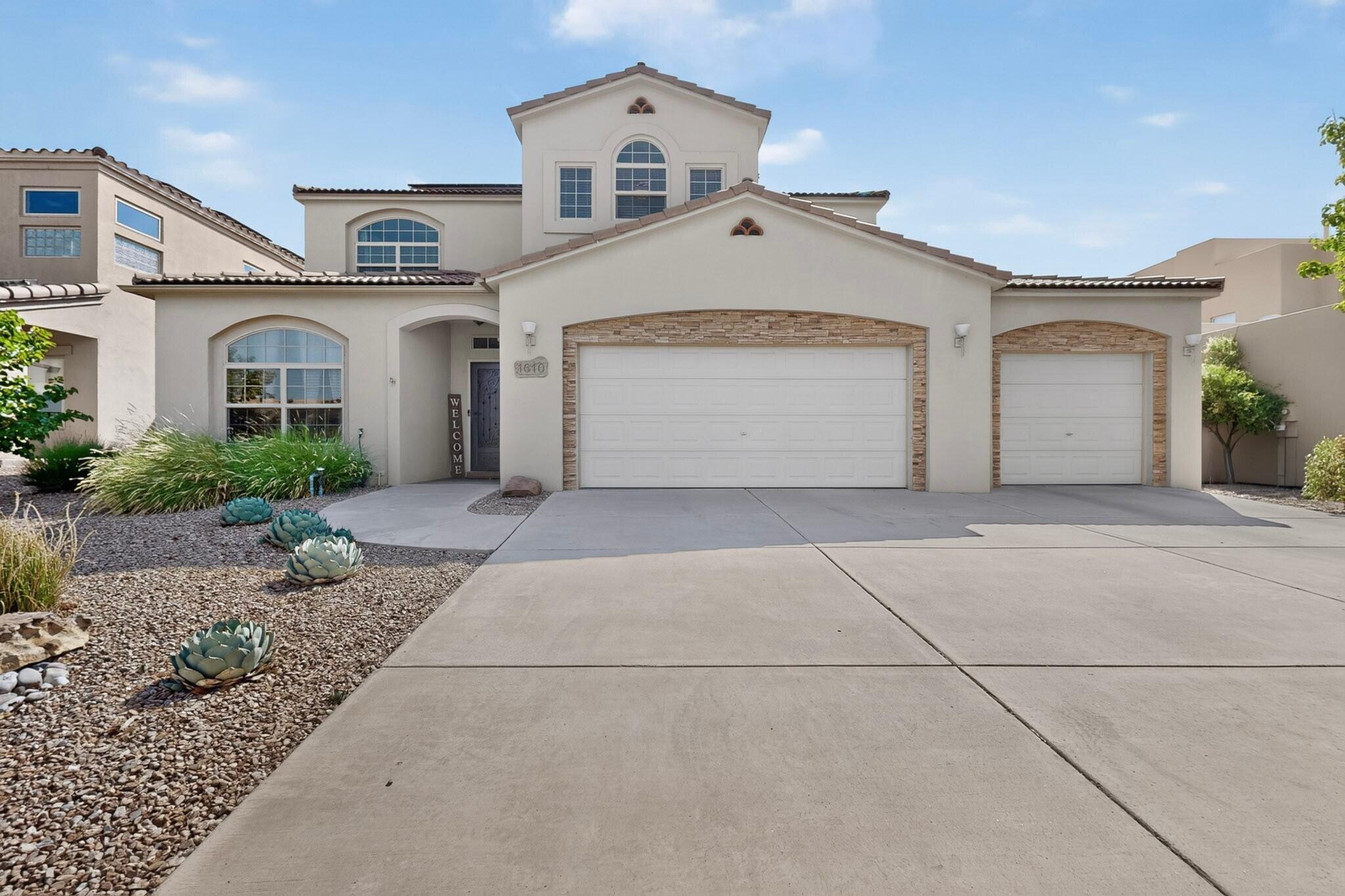 Photo 2 — 1610 Western Hills Drive SE
