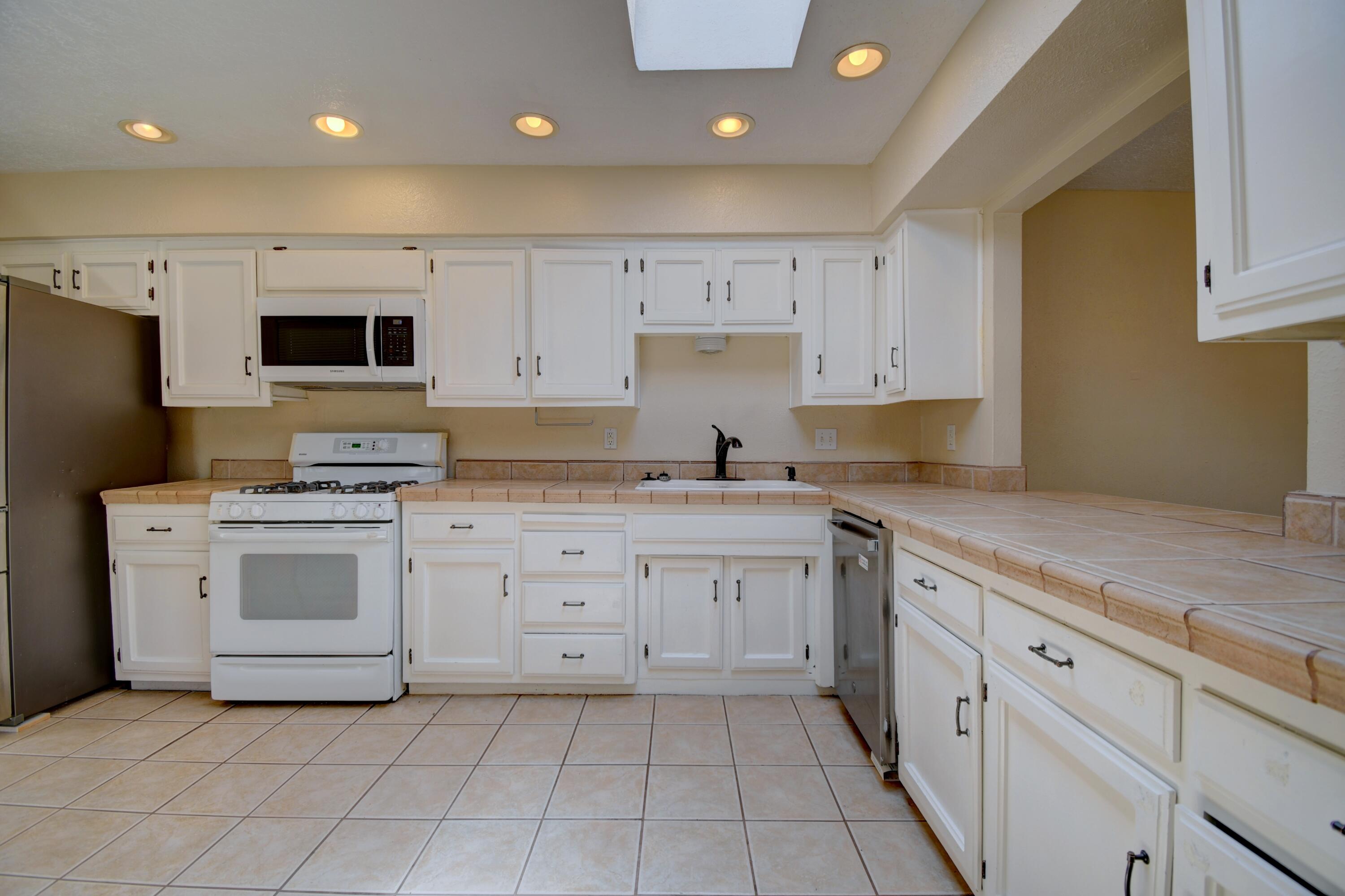 Photo 11 — 8906 Spain Road NE