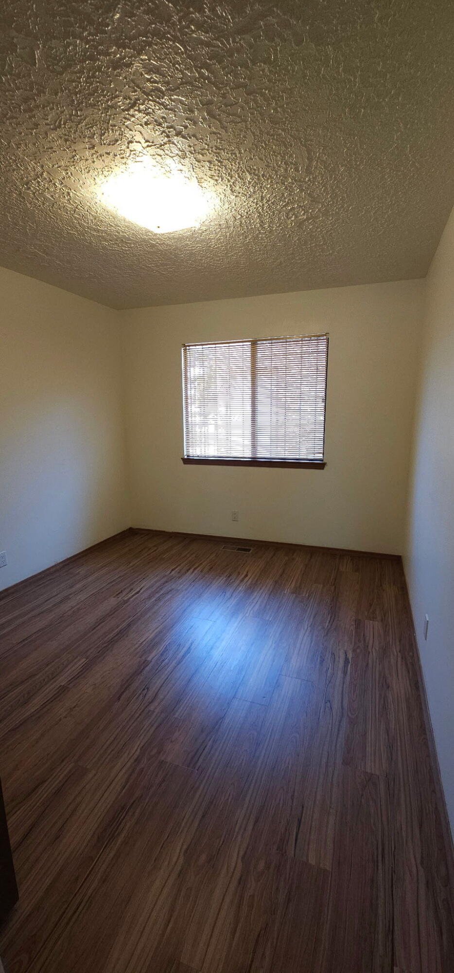 Photo 8 — 642 Lakeview Circle SE