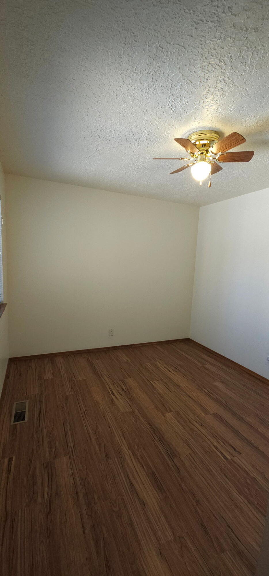 Photo 5 — 642 Lakeview Circle SE