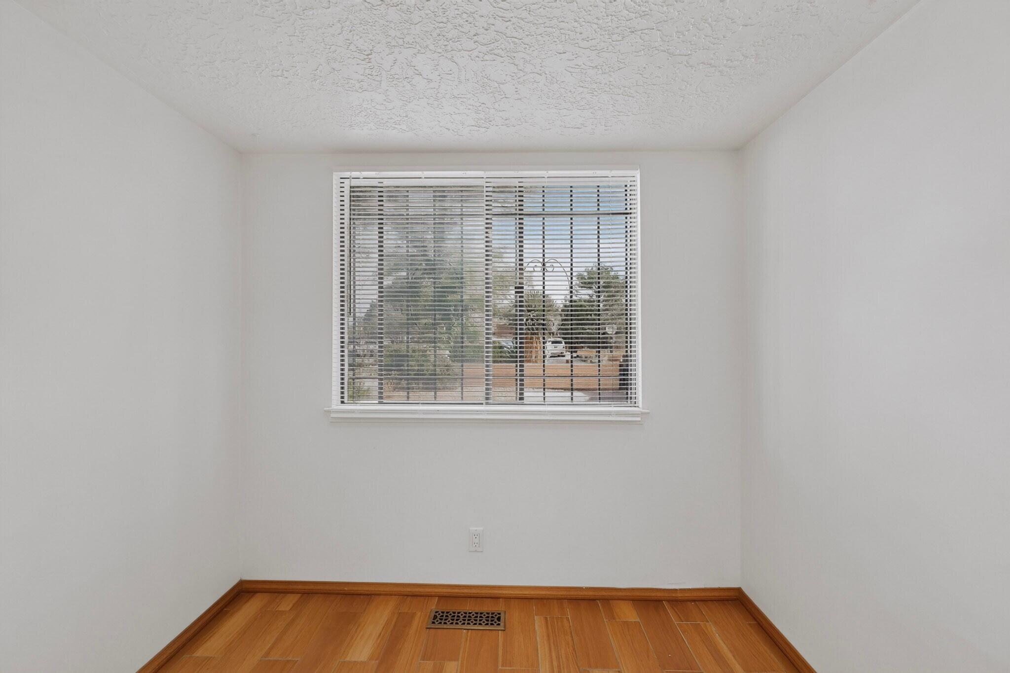 Photo 8 — 642 Lakeview Circle SE