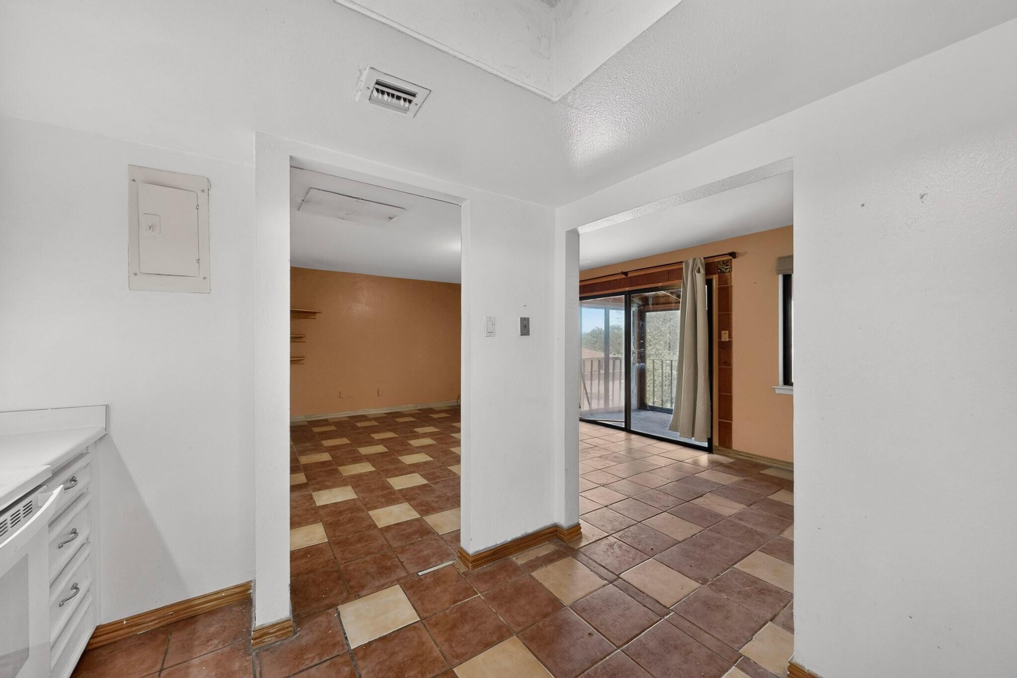 Photo 17 — 913 Country Club Drive SE APT H