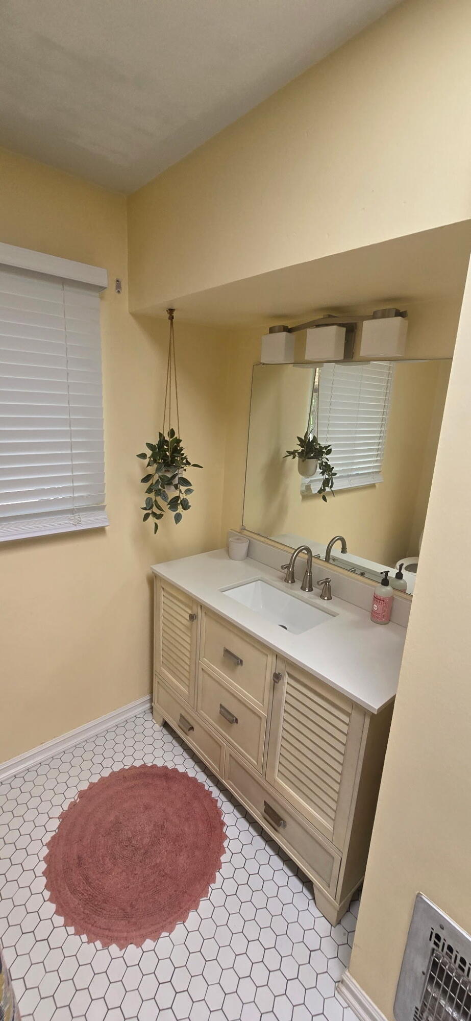 Photo 4 — 4220 Broadmoor Avenue NE