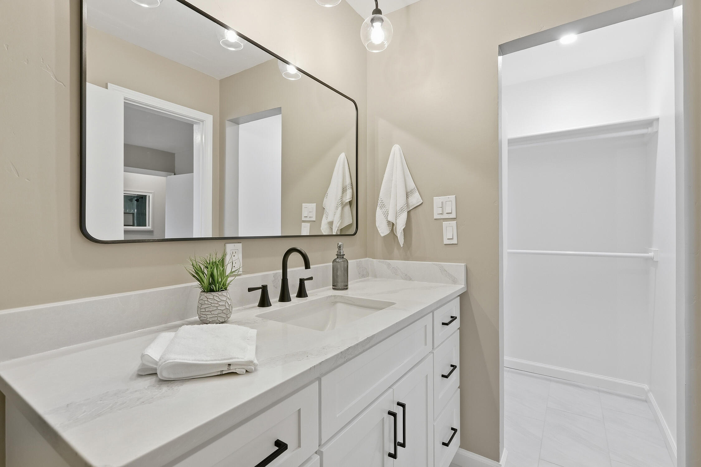 Photo 12 — 9801 Leyendecker Road NE
