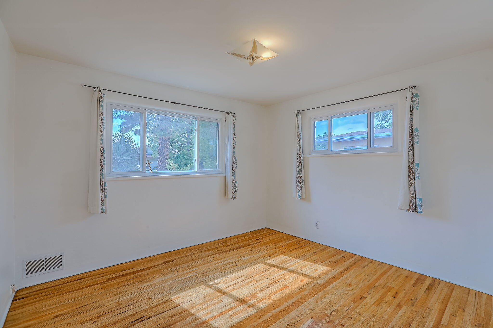 Photo 7 — 1104 Alcazar Street NE