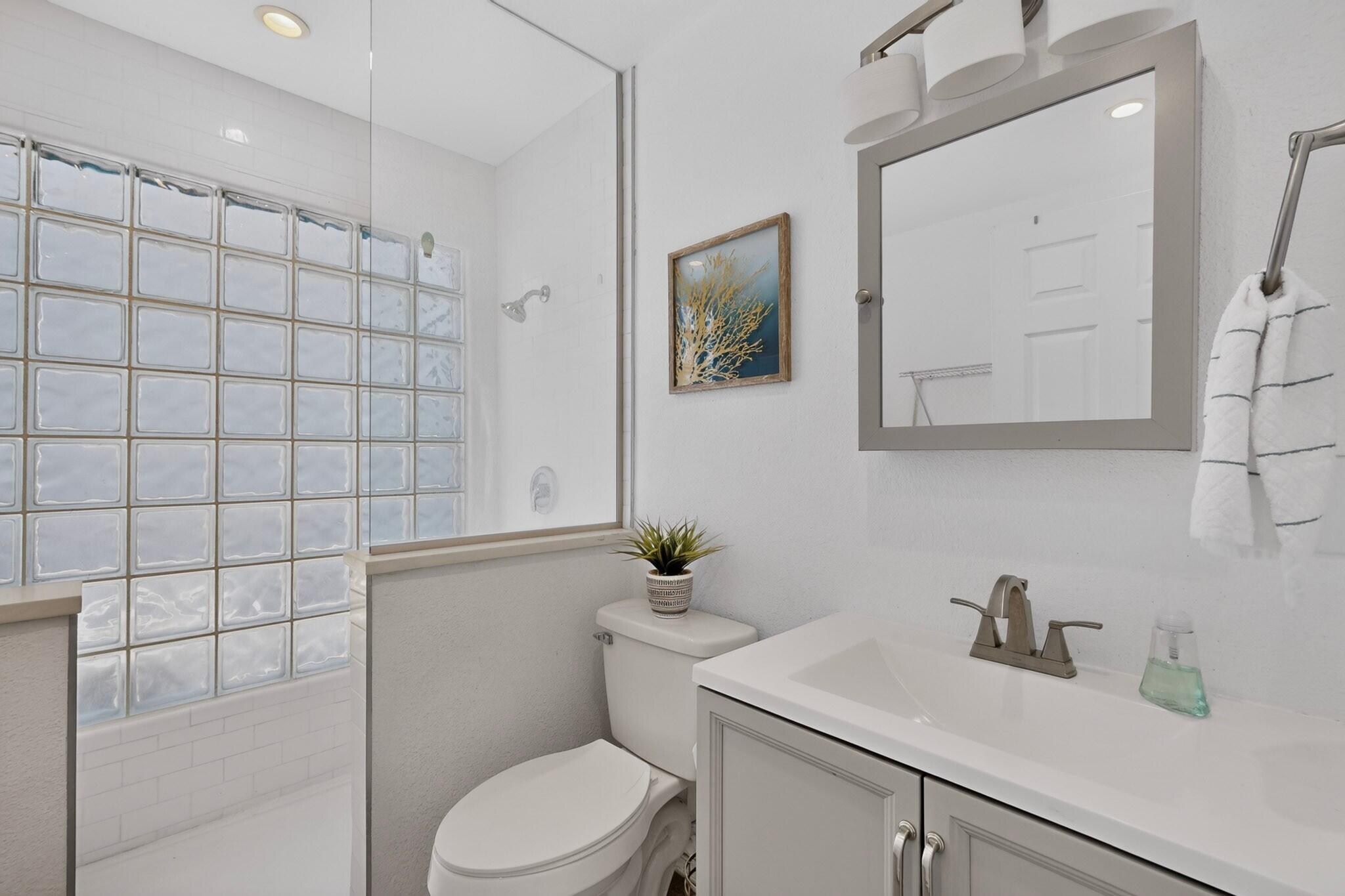 Photo 18 — 2433 Paisano Street NE