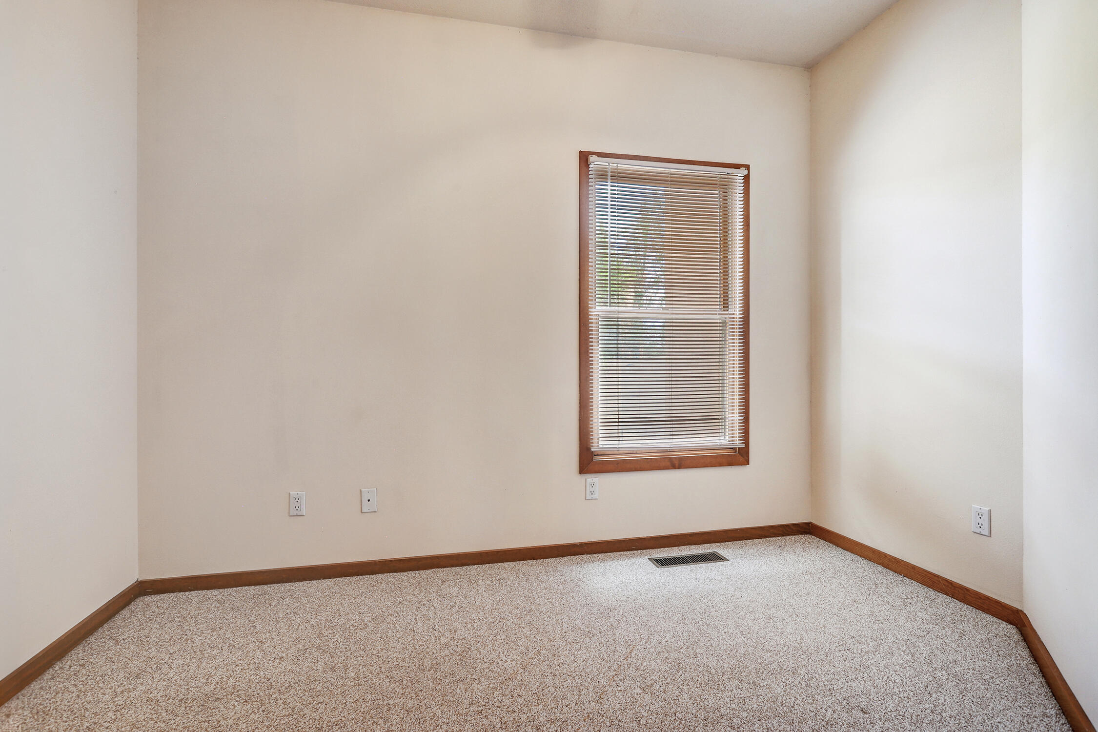 Photo 10 — 308 Nicklaus Drive SE