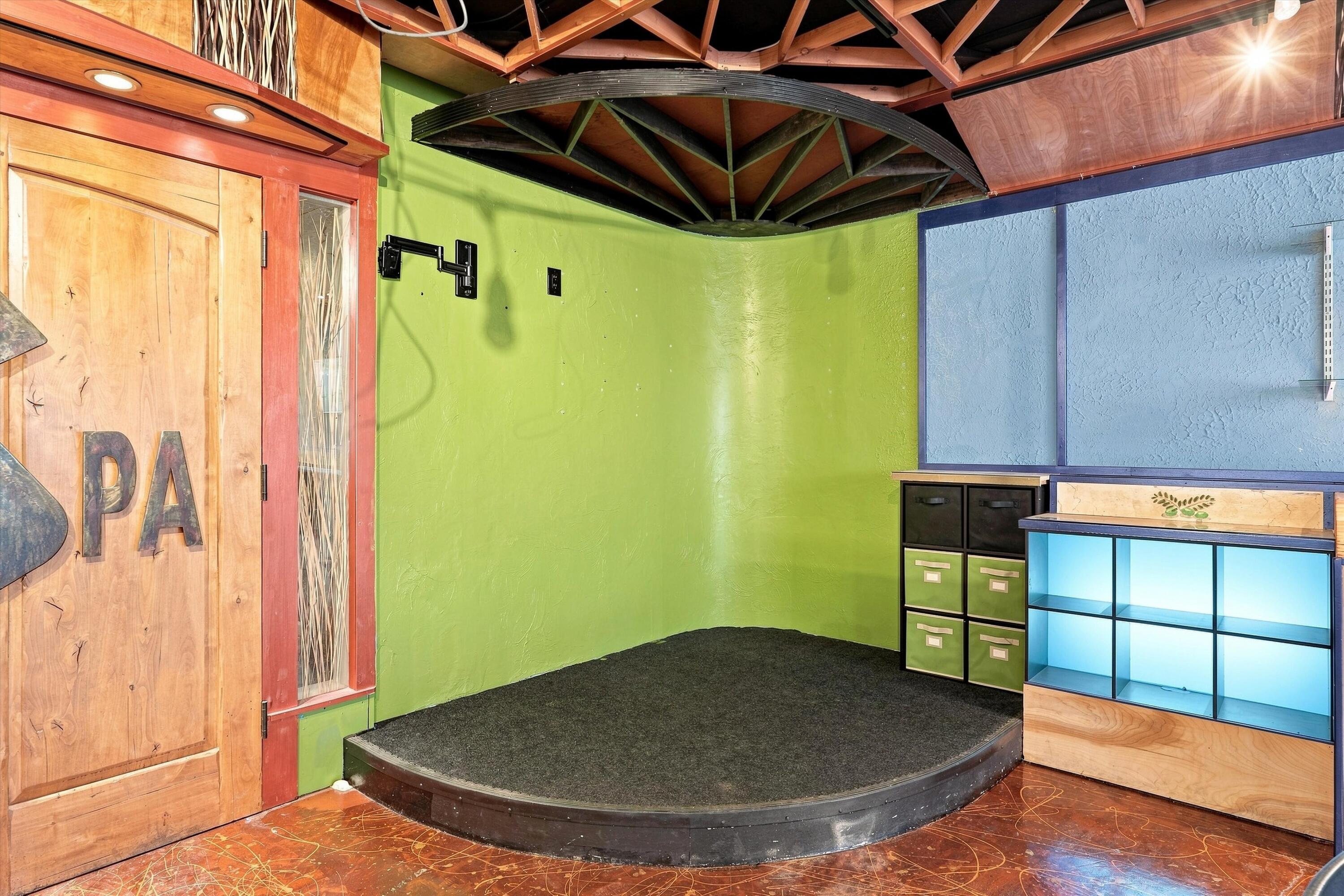 Photo 13 — 7913-7915 Menaul Boulevard NE