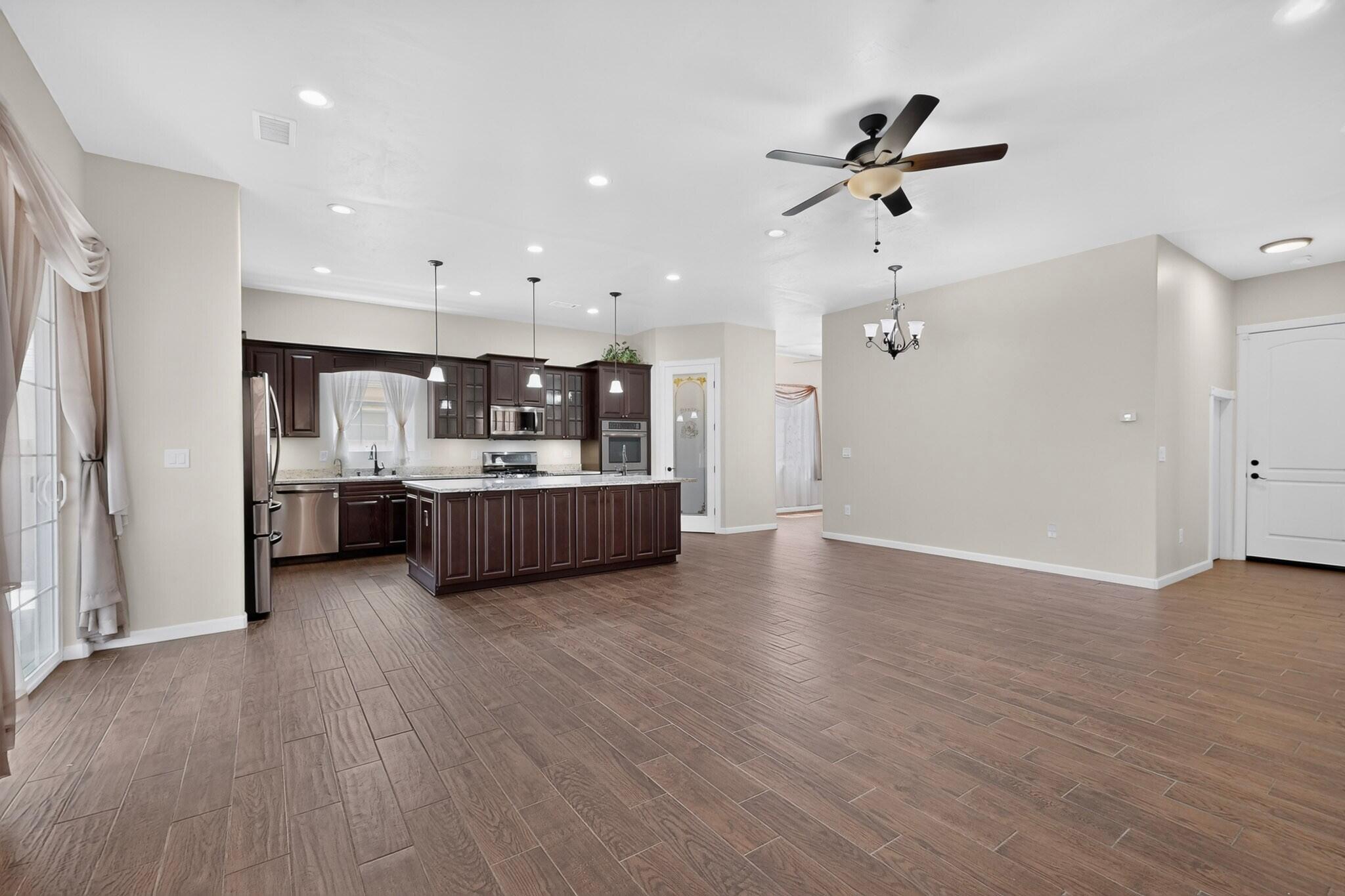 Photo 11 — 820 Serrano Pointe NW